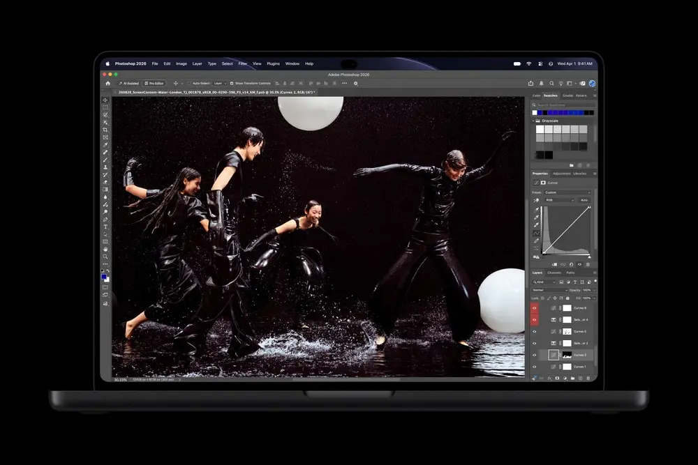 Apple MacBook Pro 2026 z ekranem PROLED XDR podczas pracy w Adobe PhotoshopŹródło: Apple