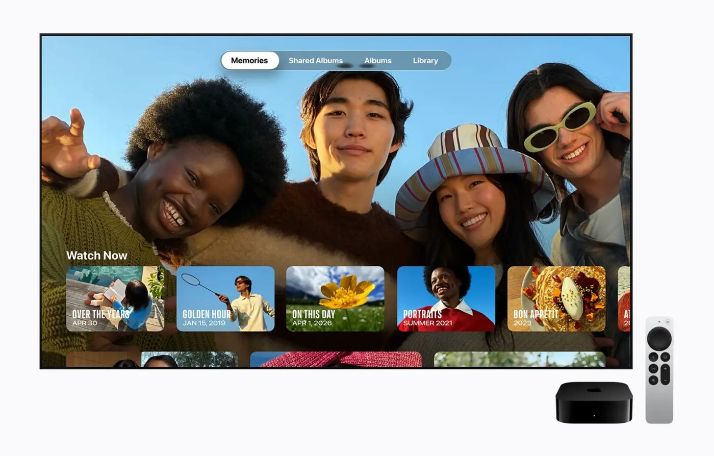 Apple TV 4K z Siri Remote i ekranem iCloud Photos na telewizorzeŹródło: Apple