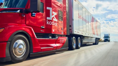 Autonomiczna ciężarówka Kodiak AI przygotowywana do jazdy bez kierowcy. Źródło: Kodiak AI