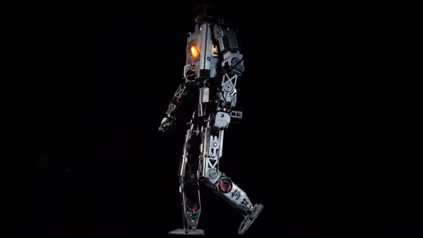 Humanoid Roger firmy Minerva Humanoids podczas chodzenia. Źródło: Minerva Humanoids