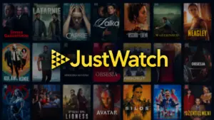 Logo JustWatch na tle katalogu filmów i seriali w interfejsie platformy VOD
