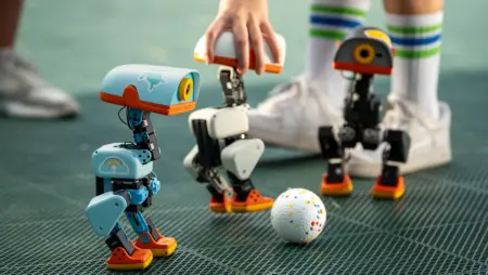 Microduck, mały robot Pollen Robotics podczas demonstracji z innymi robotami. Źródło: Pollen Robotics Źródło: Pollen Robotics / Hugging Face