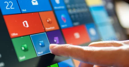 Microsoft Office 2021 – ikony Worda, Excela i pakietu Office na ekranie laptopa.