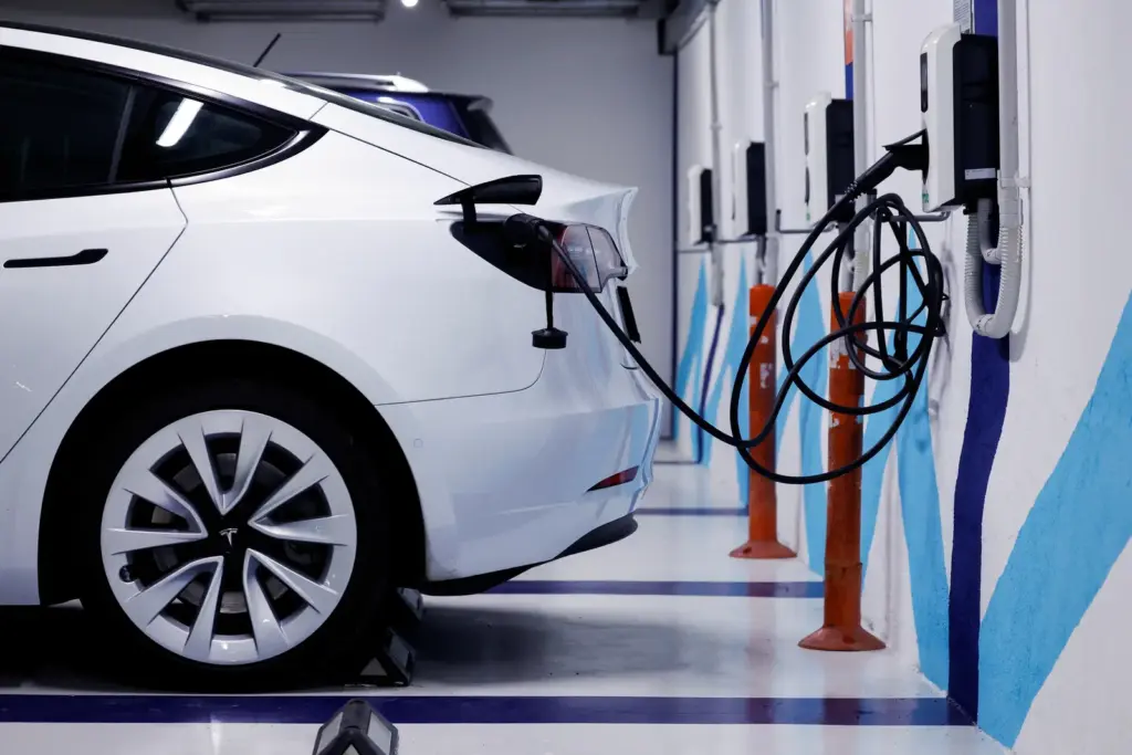 Europa kupuje elektryki, USA od nich odchodzą. 23,2 proc. rynku kontra zaledwie 6 proc. Samochód elektryczny podłączony do ładowarki.