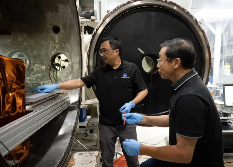 NASA schłodziła baterię do -170°C. Po ogrzaniu nadal działała i może zasilać misje księżycowe Testy baterii SPEARS NASA w komorze termiczno-próżniowej w ośrodku Langley Research Center. NASA / Ryan Hill