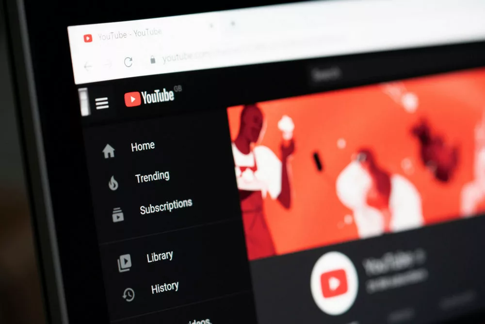 YouTube na komputerze – strona główna serwisu z menu, subskrypcjami i historią oglądania
